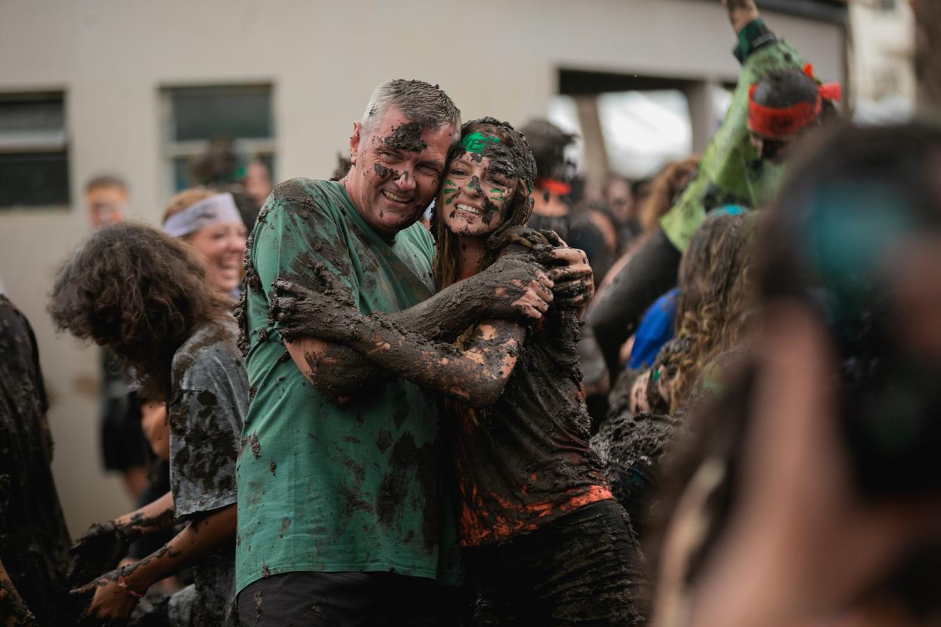 Entre abraços e lama, famílias se emocionam junto com calouros no Vestibular 2026 da UFPR 