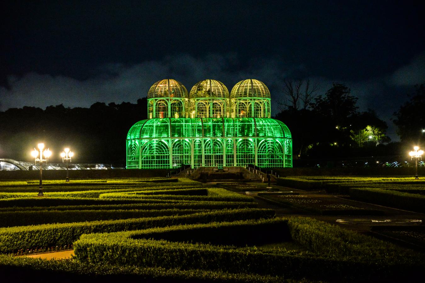 Estufa do Botânico ganha iluminação alusiva aos 200 anos de relações diplomáticas entre o Brasil e a Santa Sé
