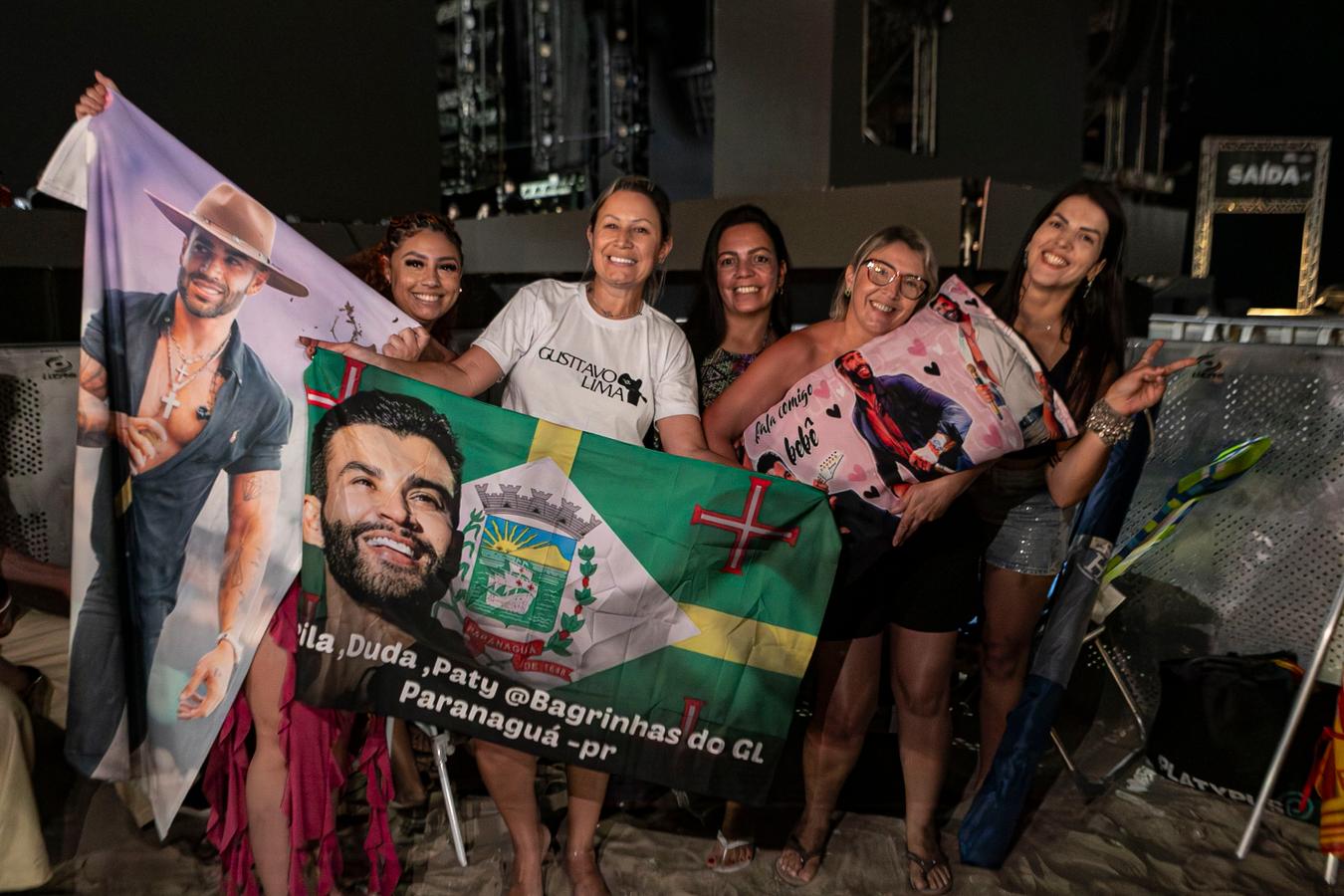 Fãs de Gusttavo Lima dormem na praia para garantir melhor lugar no show deste domingo