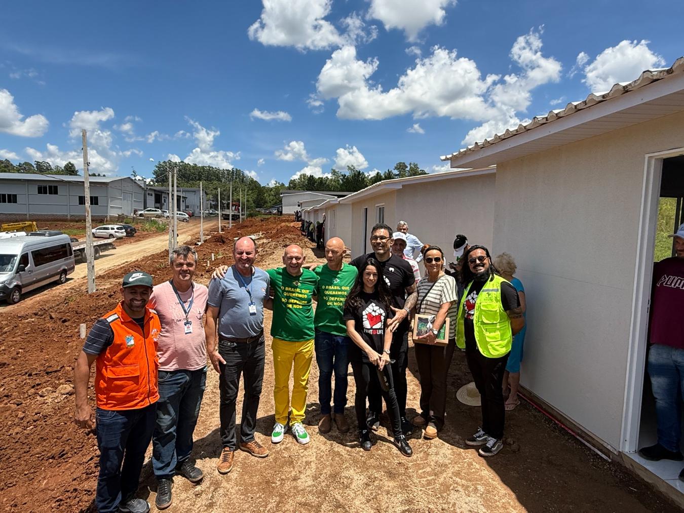 Luciano Hang e Minotauro entregam casas a famílias atingidas pelas enchentes no Rio Grande do Sul