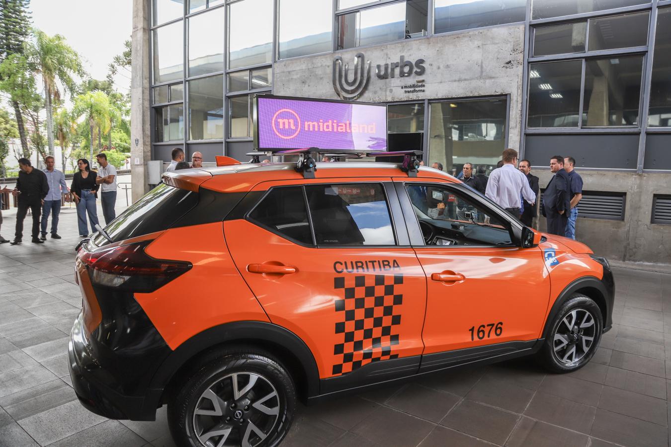 Taxistas de Curitiba poderão se inscrever para veicular publicidade nos carros e ter renda extra