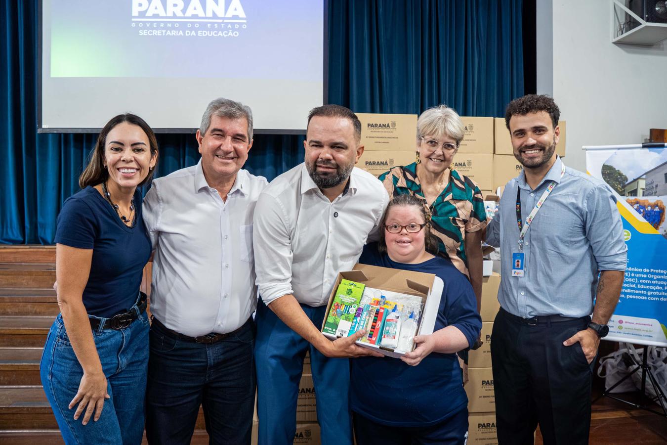 Alunos das Apaes do Paraná começam a receber kits com materiais escolares