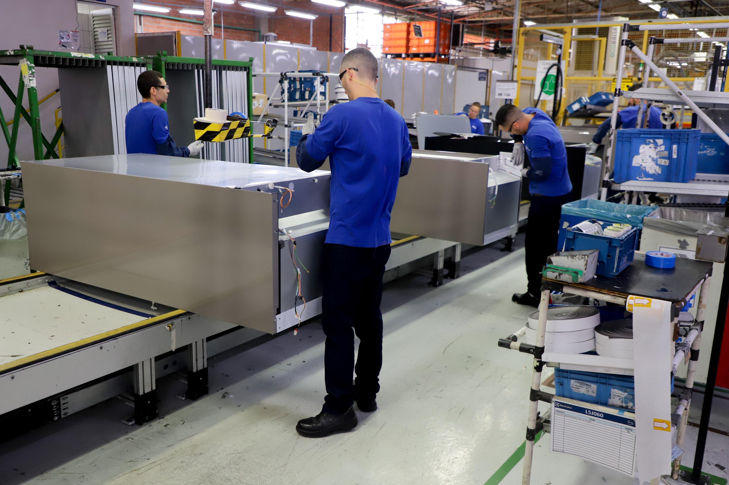 Com 24,8 mil vagas, Agências do Trabalhador auxiliam paranaenses a assinar a carteira