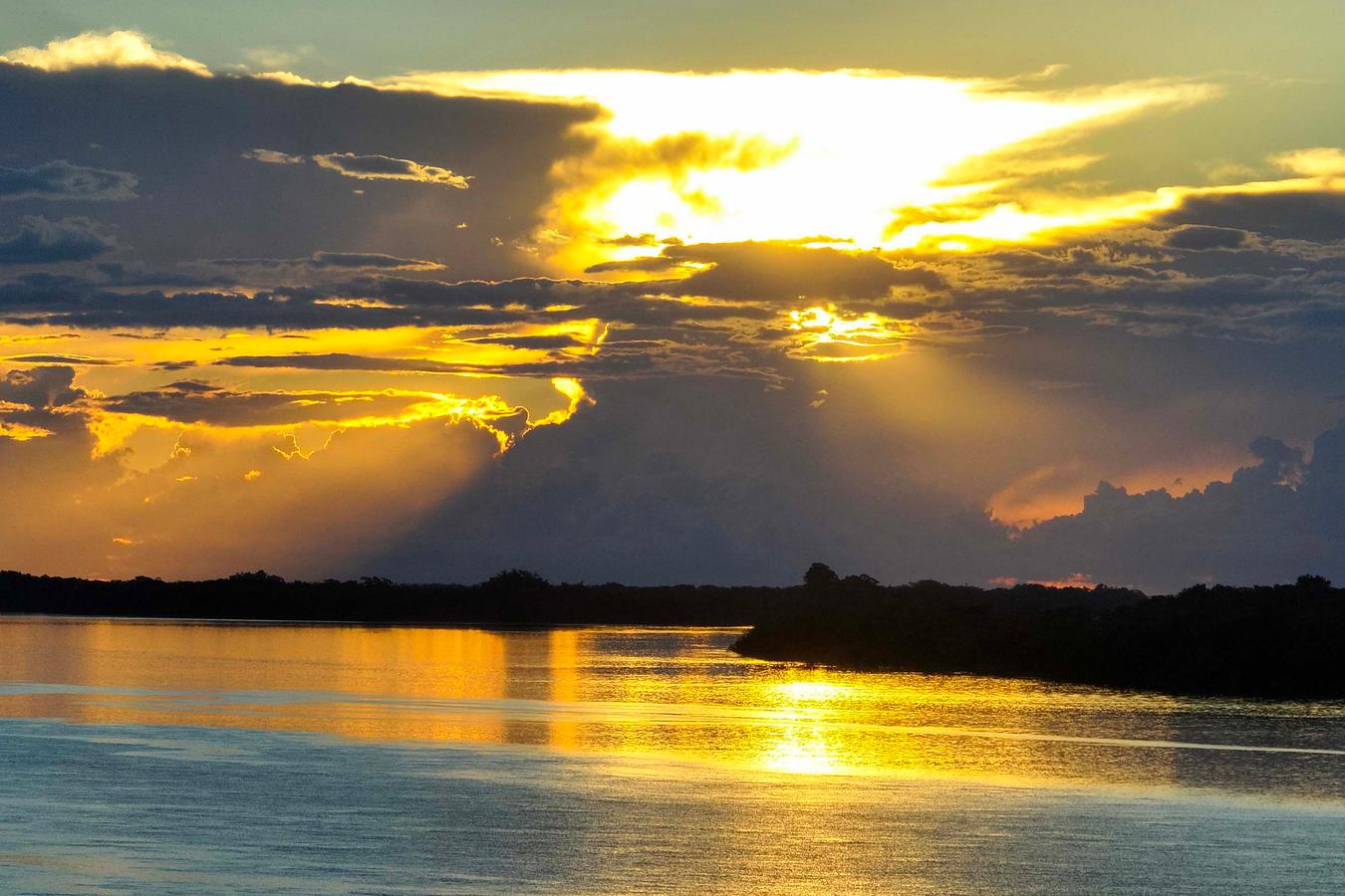Com fim do fenômeno La Niña, fevereiro terá tempo abafado e chuvas de verão no Paraná
