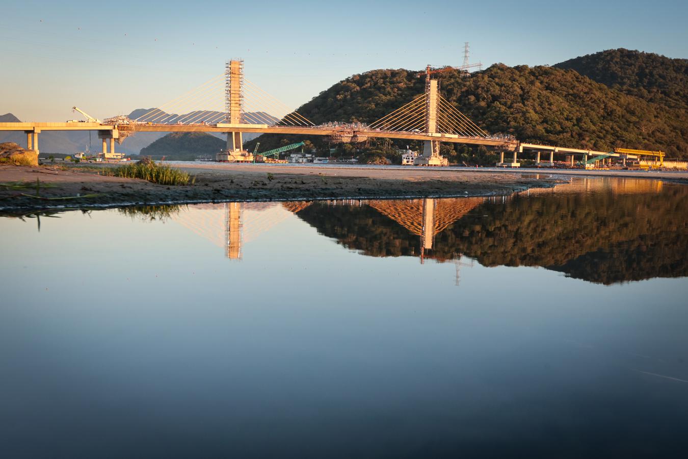 Com trecho estaiado quase pronto e 160 vigas lançadas, Ponte de Guaratuba atinge 91% de execução