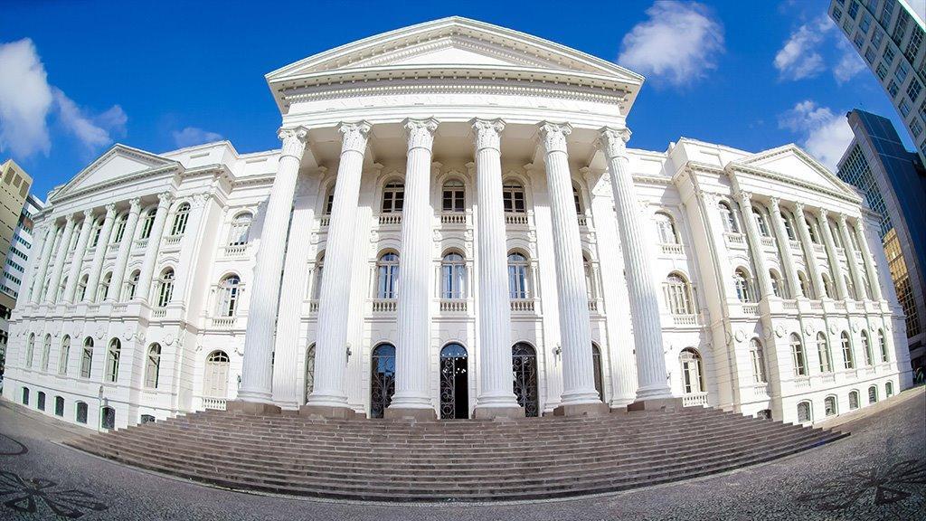 Departamento de Educação Física oferece aulas de yoga e técnicas de massagem gratuitas