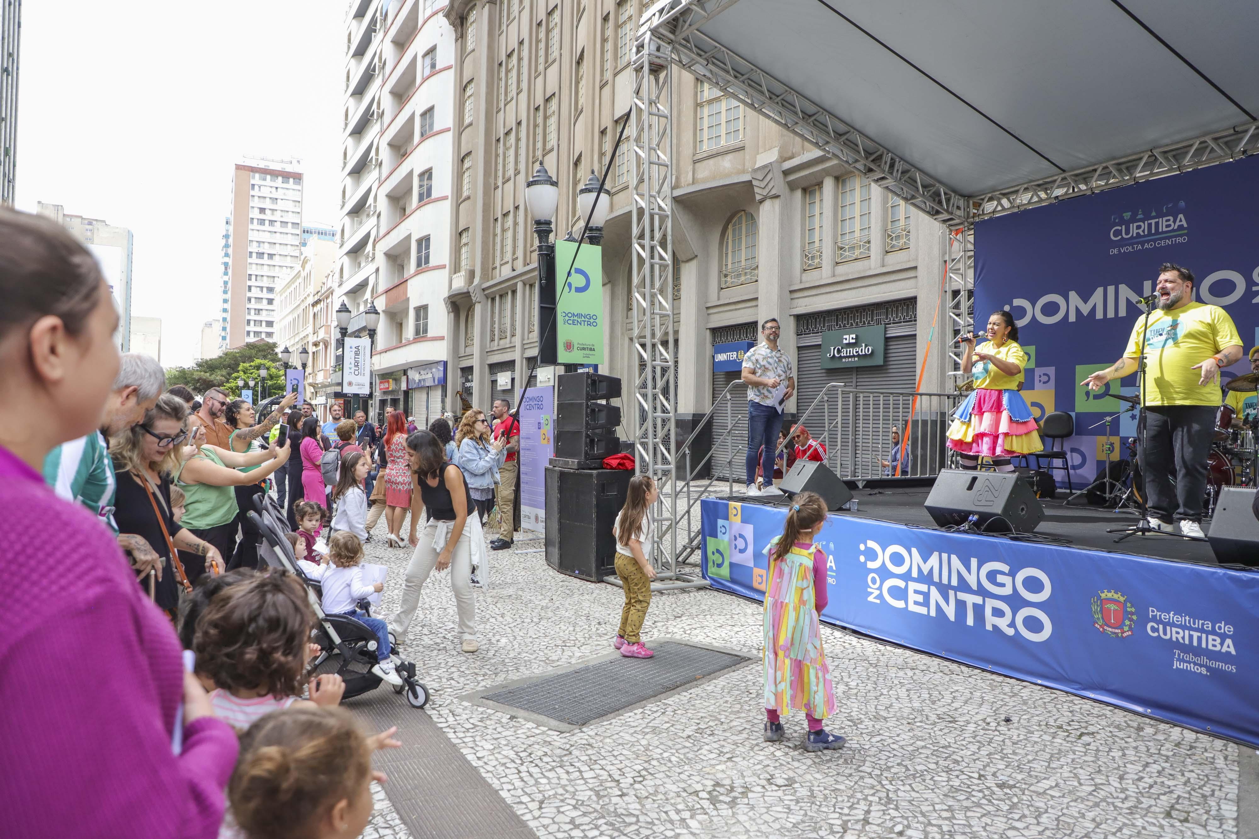 Domingo no Centro leva cultura, lazer e serviços gratuitos ao calçadão da Rua XV