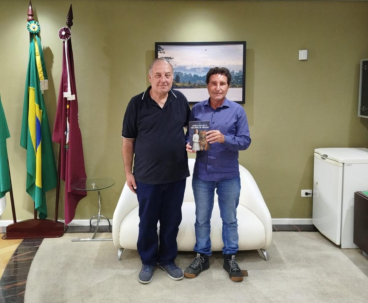 Escritor Piraquarense Cezar Sizanoski visita o Prefeito Marcus Tesserolli