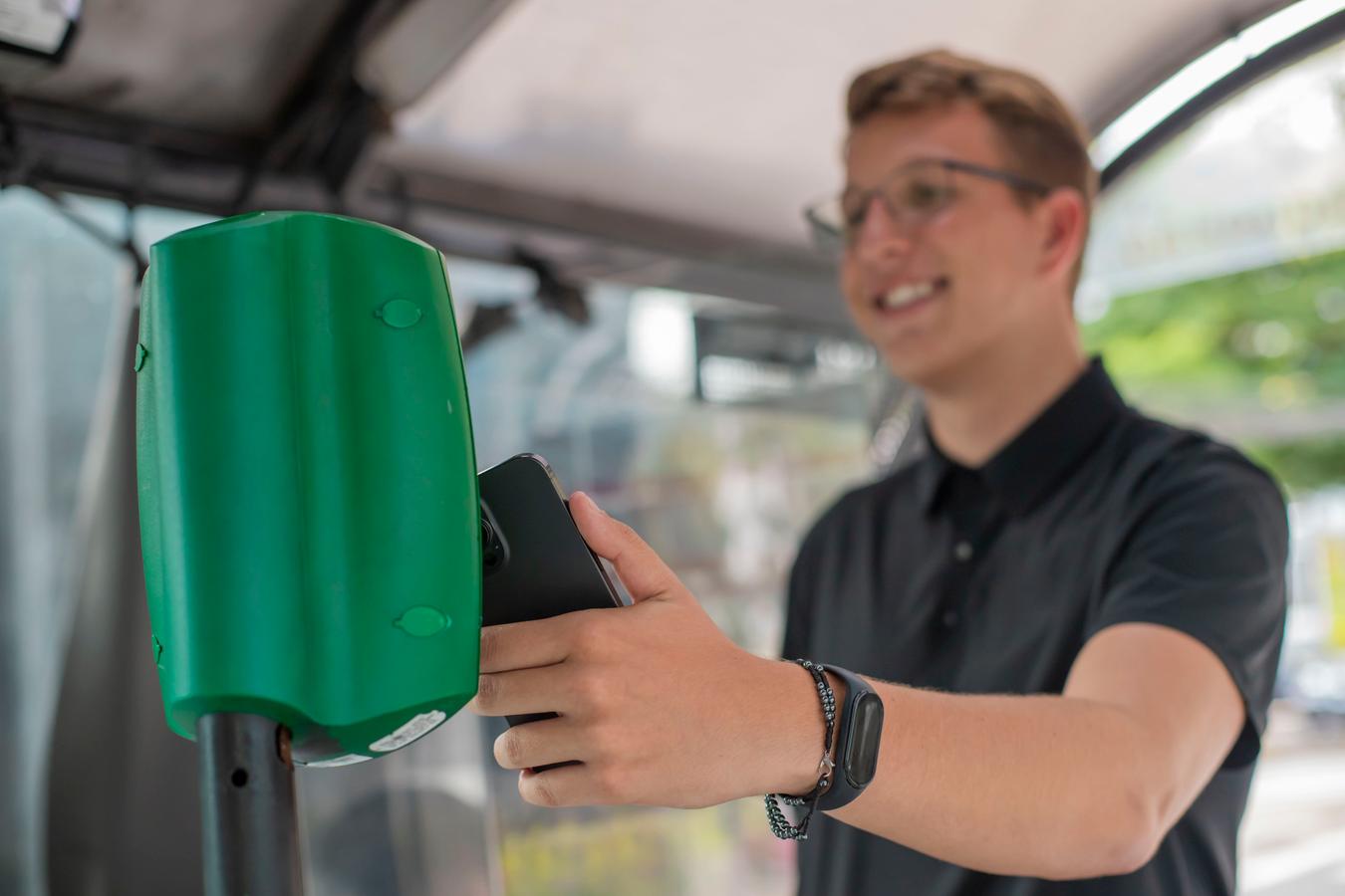 Estações-tubo e ônibus voltam a aceitar pagamento por celular e relógios inteligentes no próximo domingo