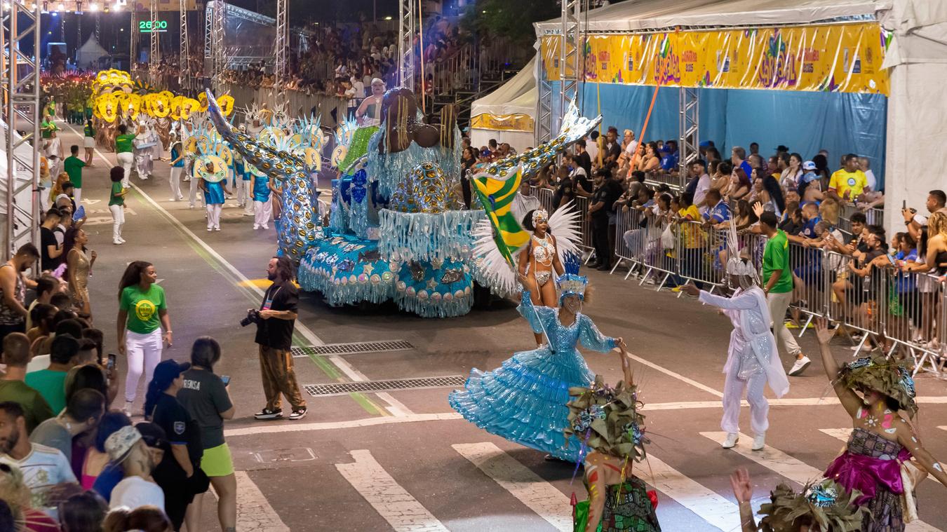 Imperatriz da Liberdade abre desfile das escolas na Marechal com releitura de enredo dedicado a Oxóssi