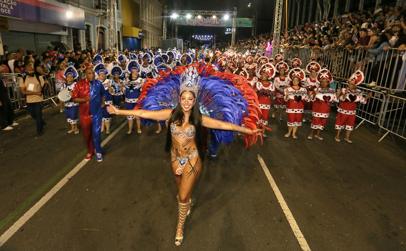 Mais de 20 mil pessoas acompanham a primeira noite de desfiles das escolas de samba em Curitiba