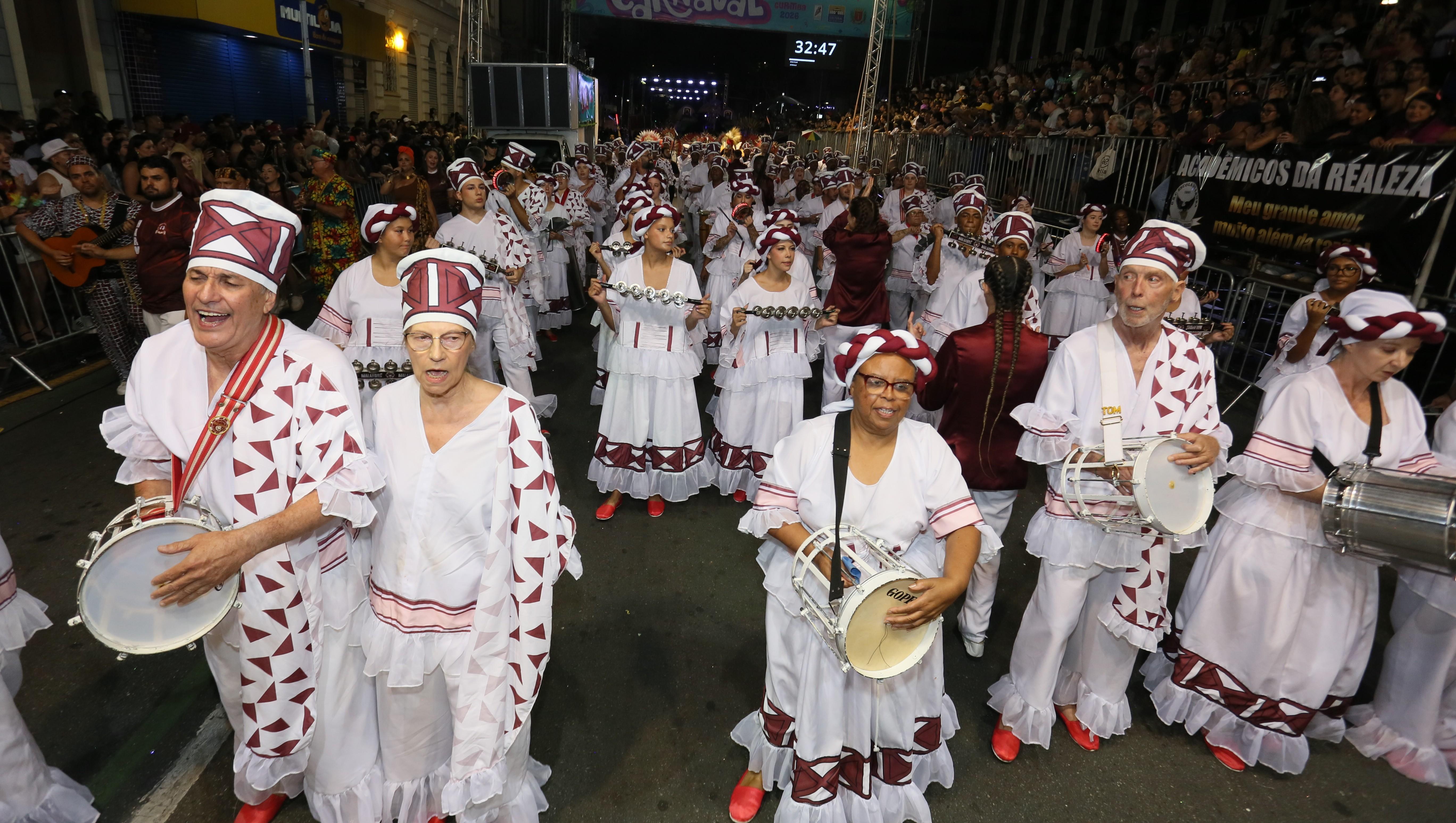 Mais de 20 mil pessoas acompanham a primeira noite de desfiles das escolas de samba em Curitiba