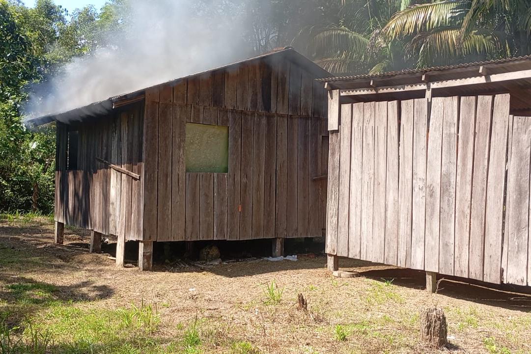 Operação ambiental da PMPR no Superagui destrói estruturas ilegais na APA de Guaraqueçaba