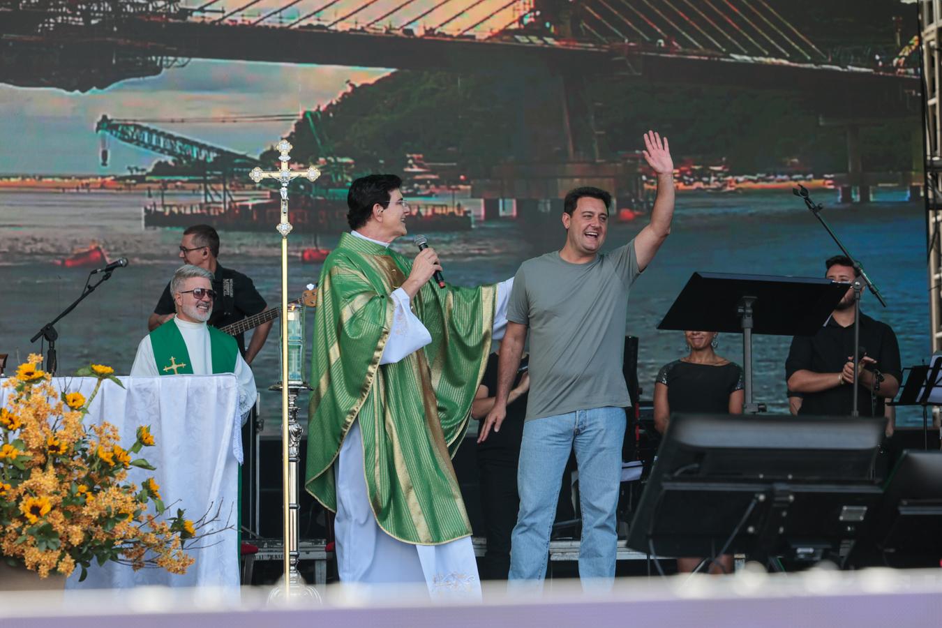 Padre Reginaldo Manzotti reúne 38 mil pessoas no último domingo do Verão Maior Paraná