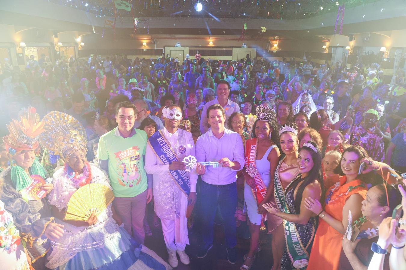 Prefeito entrega a chave da cidade para o rei momo no baile de carnaval dos idosos