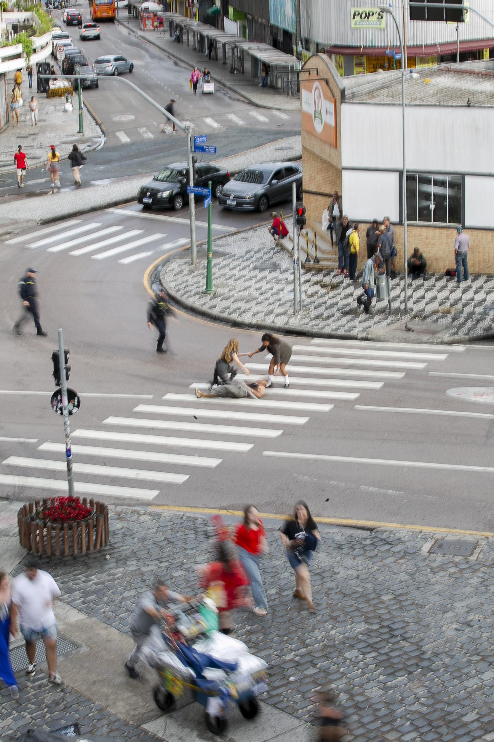 Quando o beijo vira manchete: “Beijo e Asfalto ou O Fato É” estreia no Miniauditório
