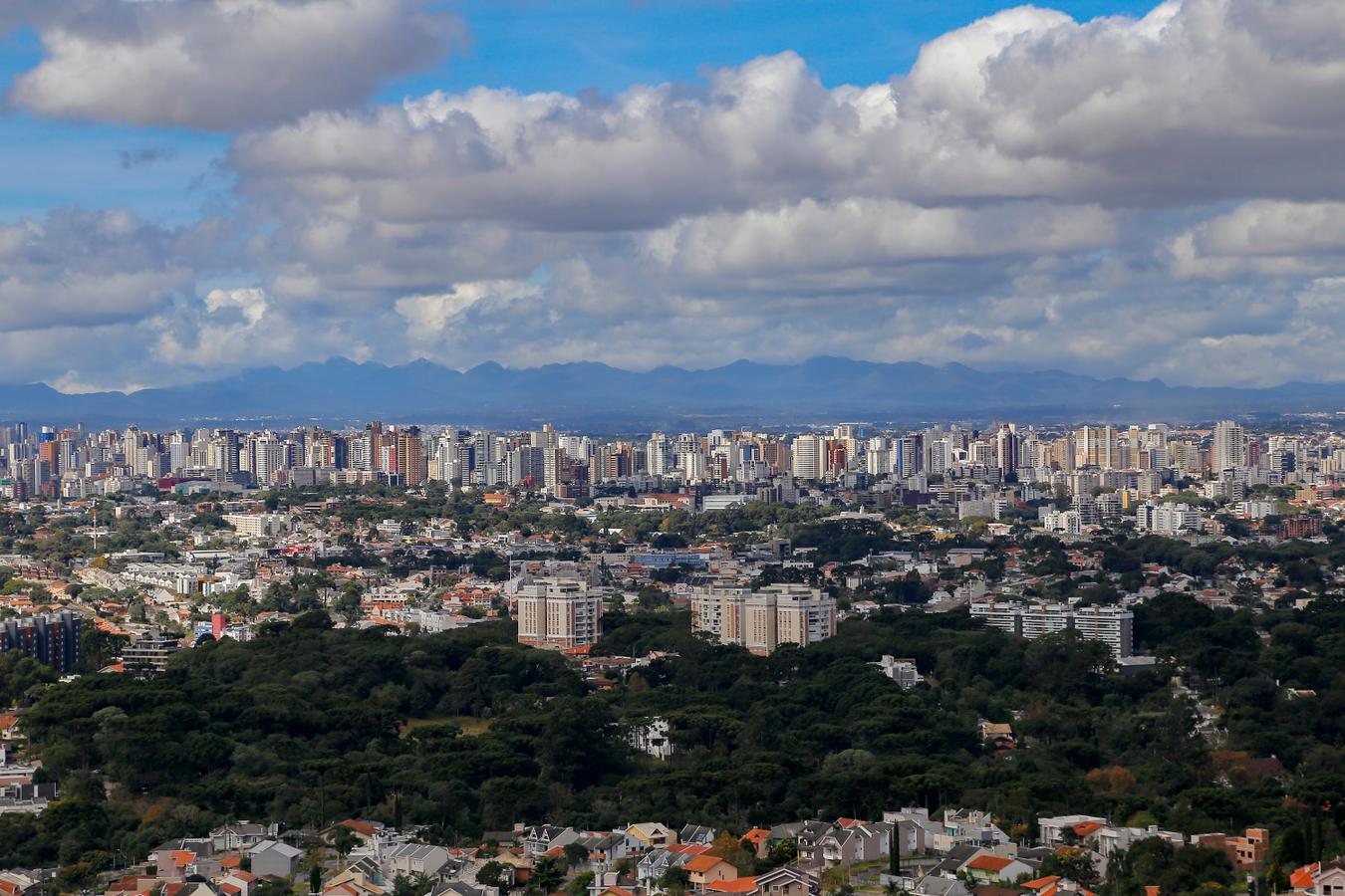Semana típica de verão: tempo abafado e chuva de fim de tarde no Paraná