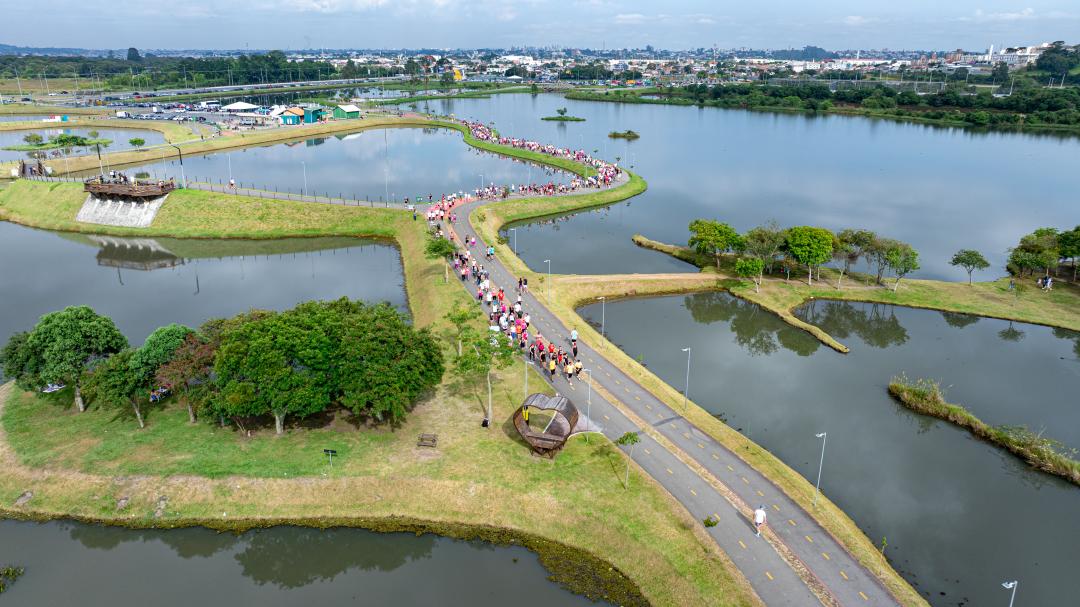 Caminhada em menção aos 34 anos de Pinhais e ao Dia Internacional da Mulher reúne 520 participantes