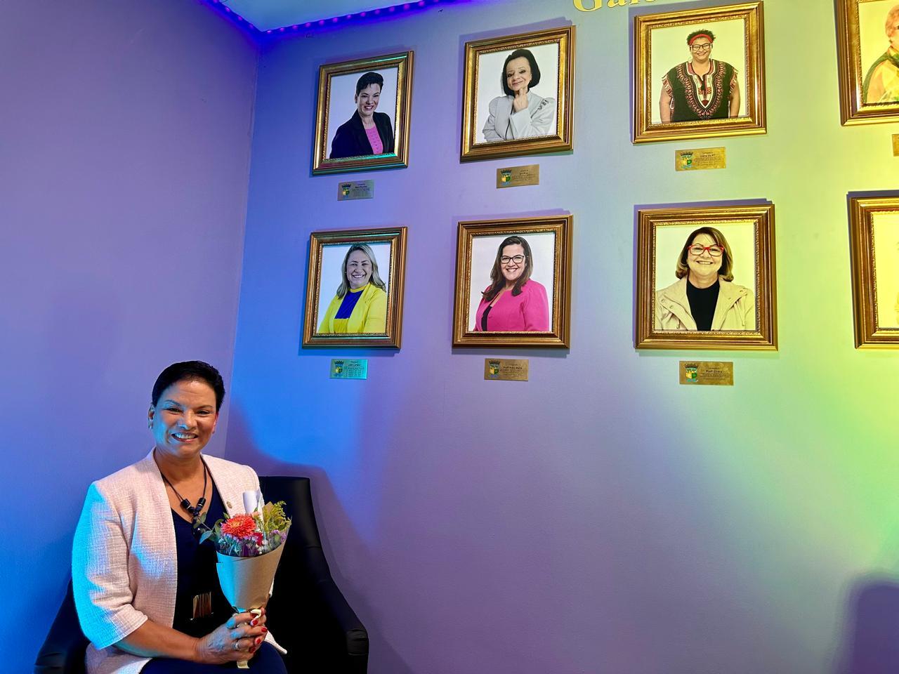 Deputada Marli Paulino é homenageada na Câmara de Pinhais com a inauguração da Galeria Lilás