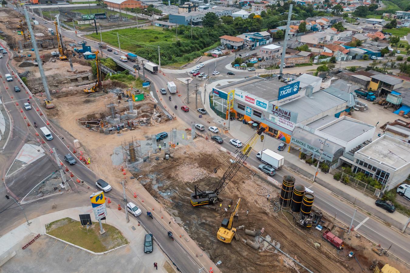 Nova fase da construção do viaduto Curitiba-Pinhais exige estreitamento de pista na Avenida Victor Ferreira do Amaral
