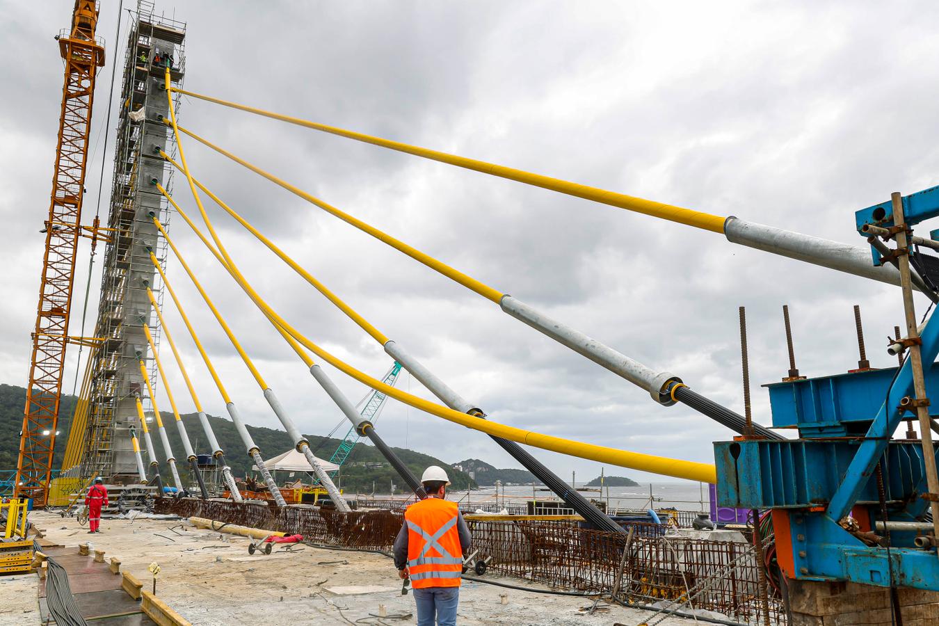 O beijo vem aí: Ponte de Guaratuba tem último estai instalado