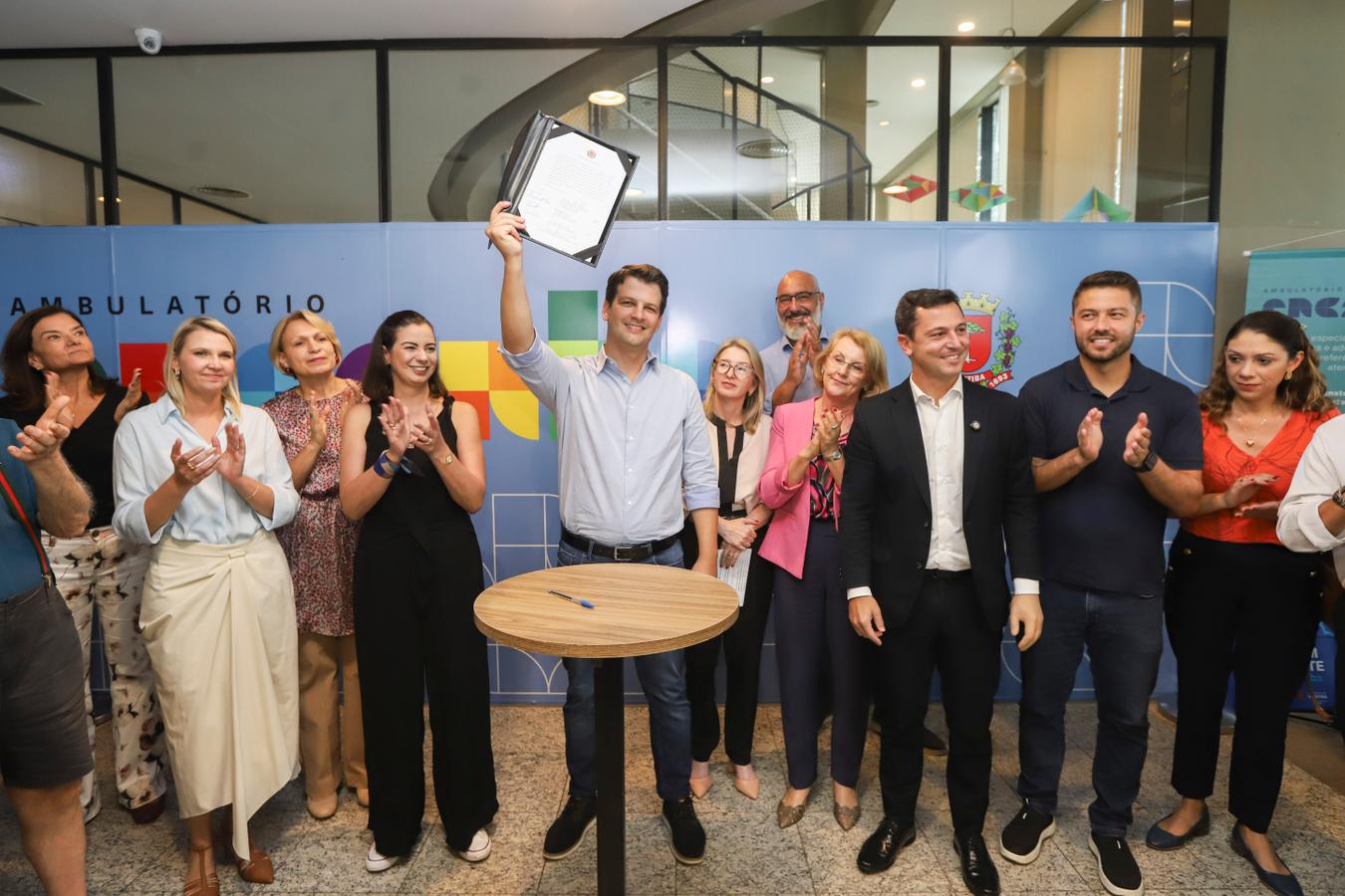 Prefeito lança programa para quadruplicar atendimento a crianças autistas até o fim do ano
