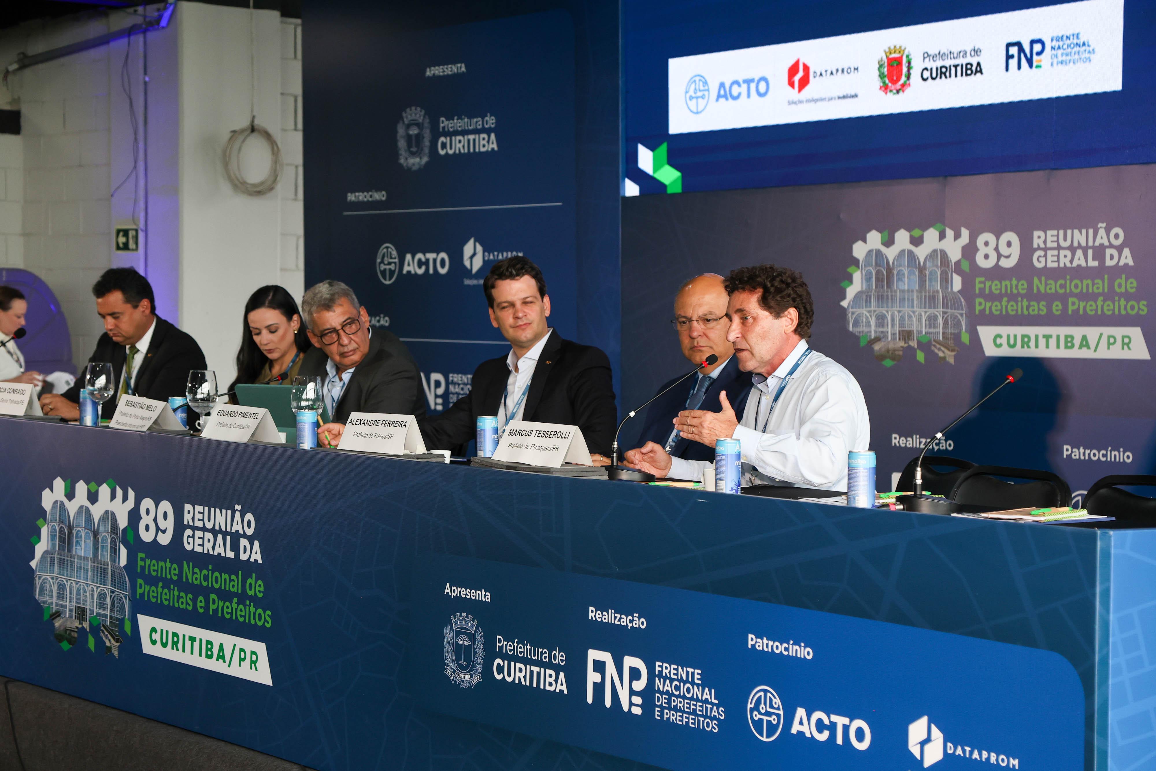 Prefeitos reunidos em Curitiba pedem equidade nas transferências aos municípios