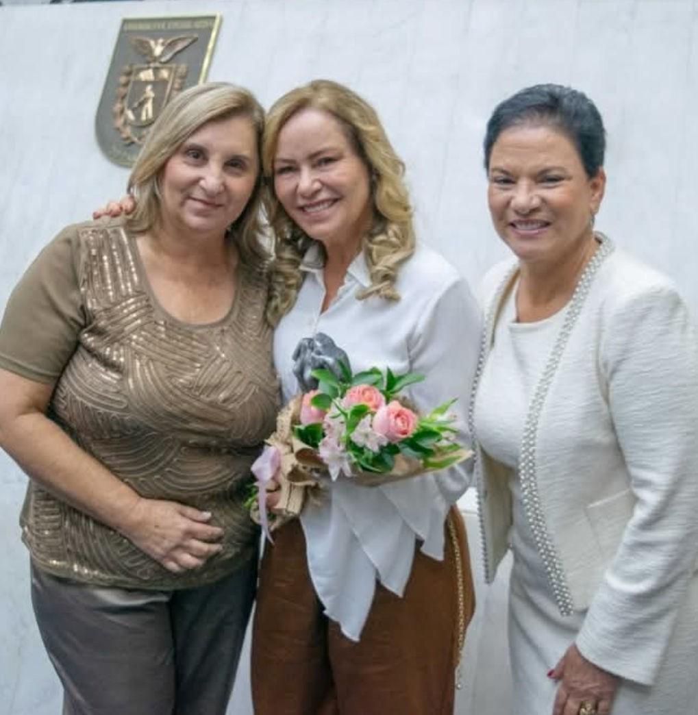 Primeira dama e Secretária da Mulher de Piraquara Ana Mazon Tesserolli, foi homenageada na Alep por indicação da deputada estadual Marli Paulino