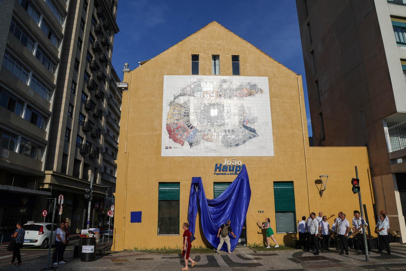 Região do Largo da Ordem vira galeria de arte a céu aberto com novo mural