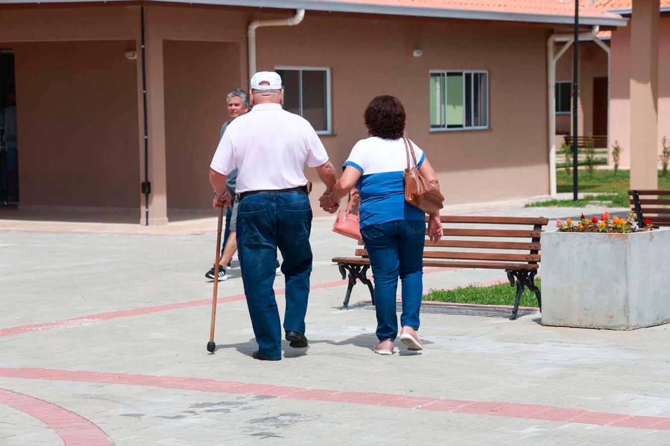 Saúde alerta sobre os riscos de queda de idosos; foram 13 mil casos no Paraná em 2025