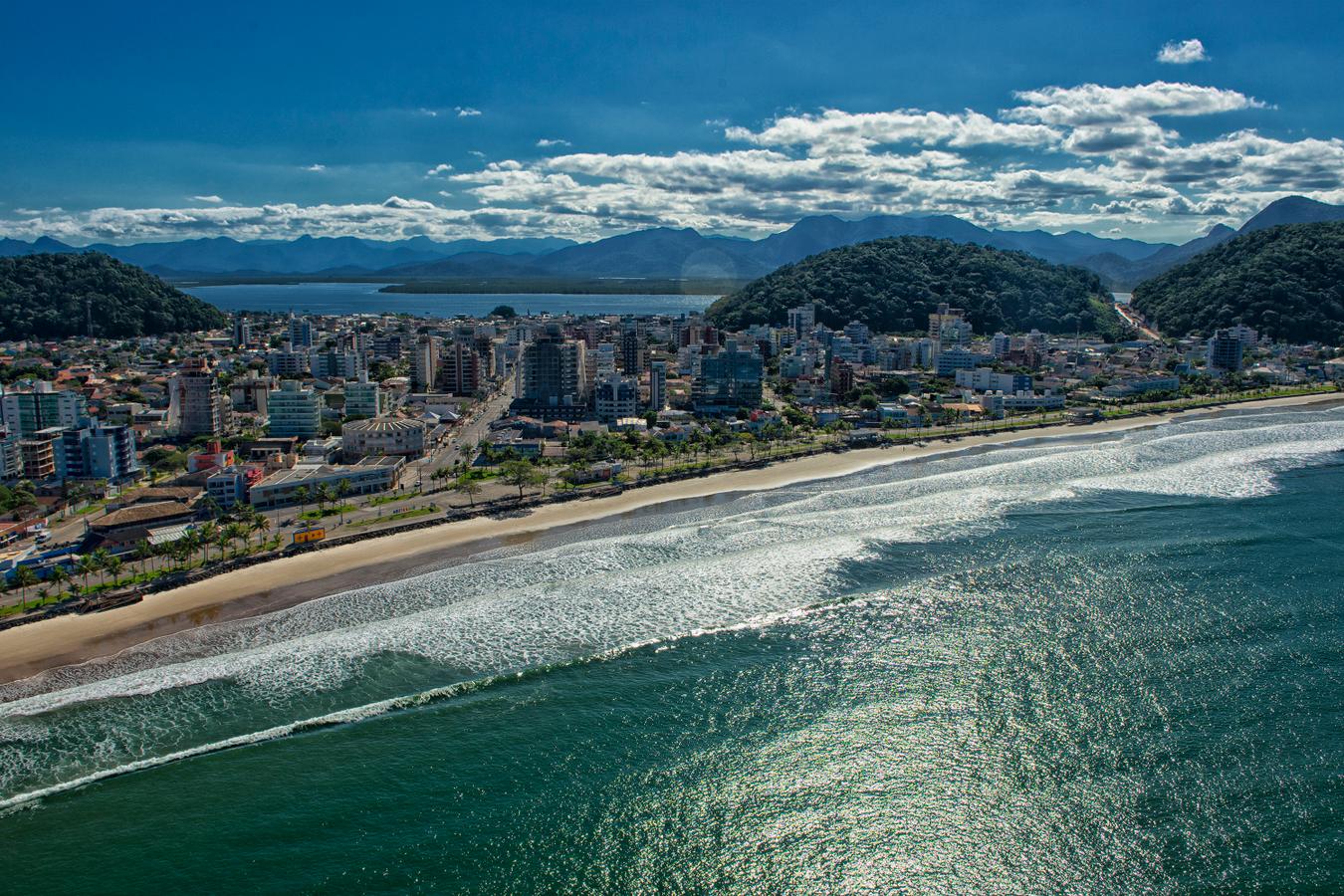 Efeito da ponte: Guaratuba tem 40 prédios em construção e comércio no Litoral dobra de tamanho