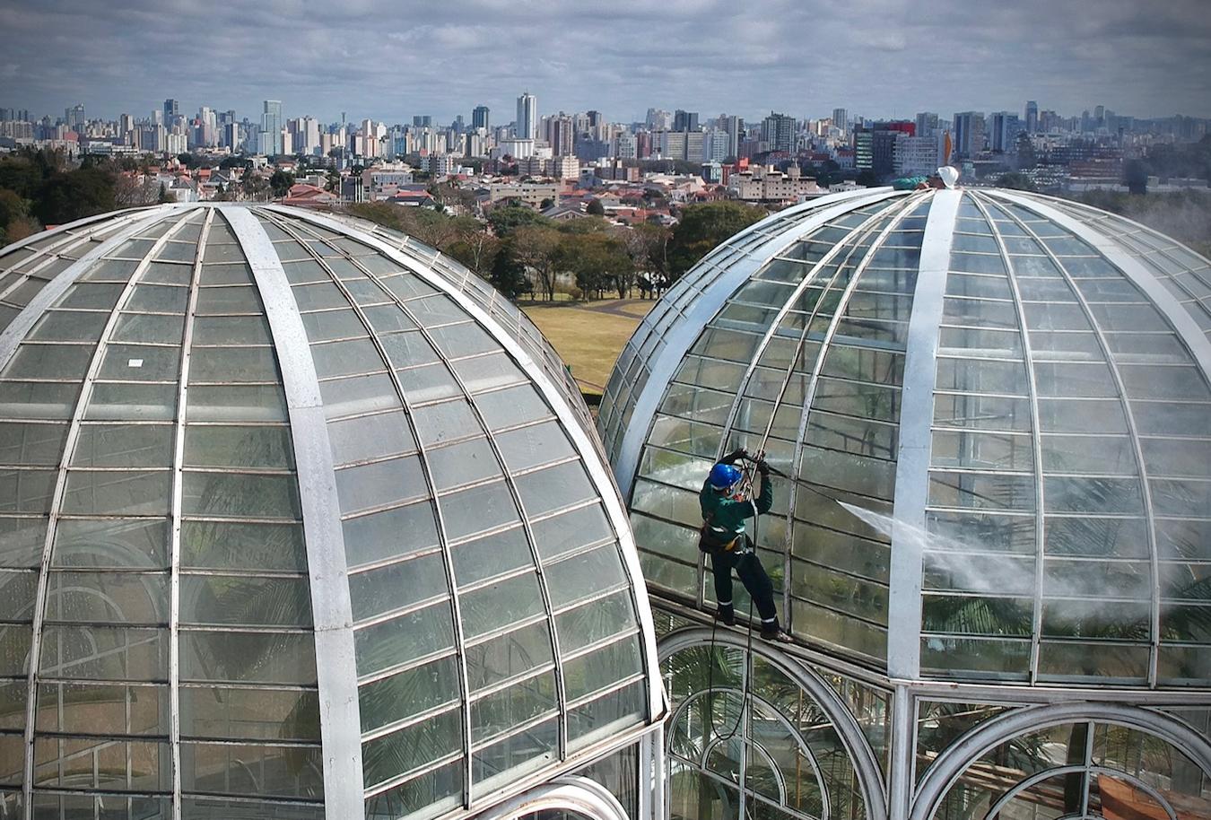 Estufa do Jardim Botânico fecha para visitação durante a limpeza geral dos vidros