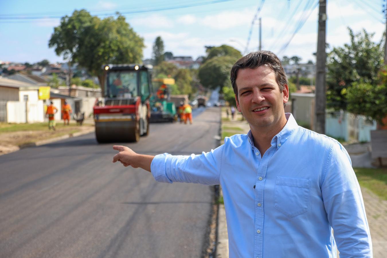 Prefeito Eduardo Pimentel vistoria obras de recuperação de asfalto nas regionais Boqueirão e CIC