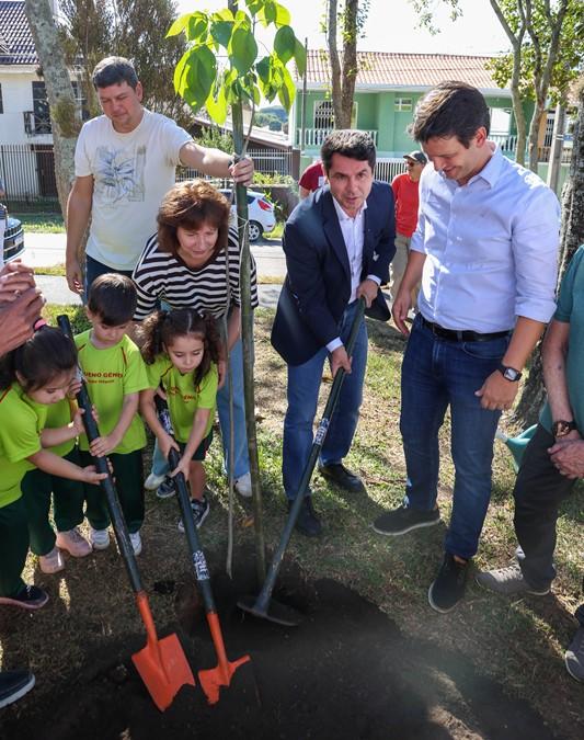 Prefeito entrega revitalização de jardinete e assina ordem de serviço para importante obra de drenagem