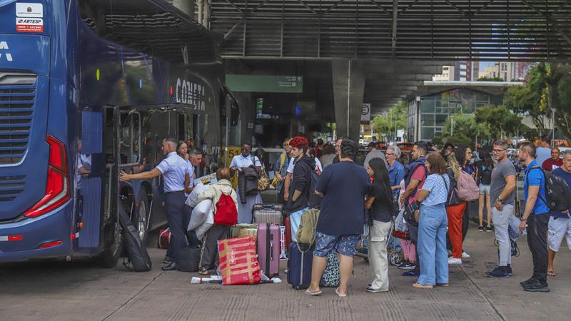 Rodoviária de Curitiba prevê 21 mil embarques no feriado de Tiradentes