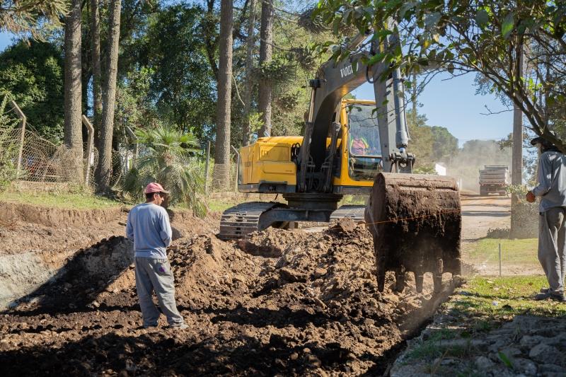 Rua Benjamim Andersen, no Santa Helena, recebe serviços de escavação para pavimentação