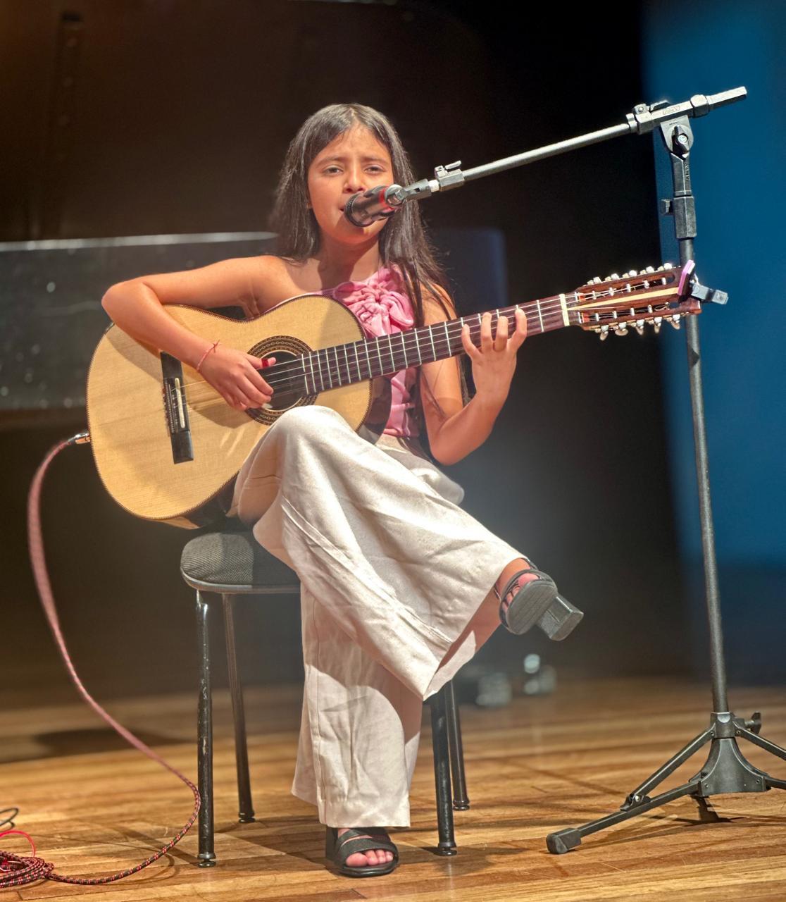 Aos 11 anos de idade e 8 de música, Sofi Violeira se apresenta com a Orquestra à Base de Corda
