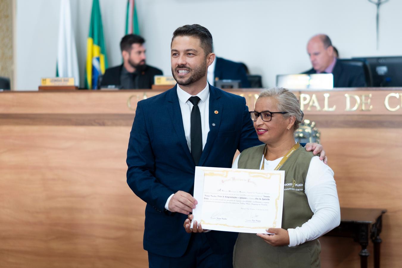 Colaboradora do Jockey Plaza Shopping recebe homenagem na Câmara de Curitiba