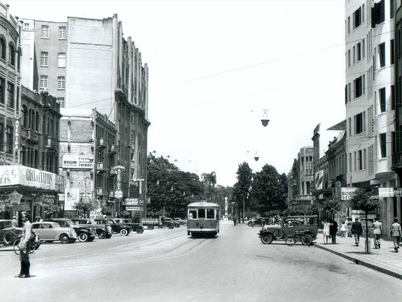 Há 54 anos nascia a primeira via exclusiva para pedestres do Brasil, o Calçadão da Rua XV