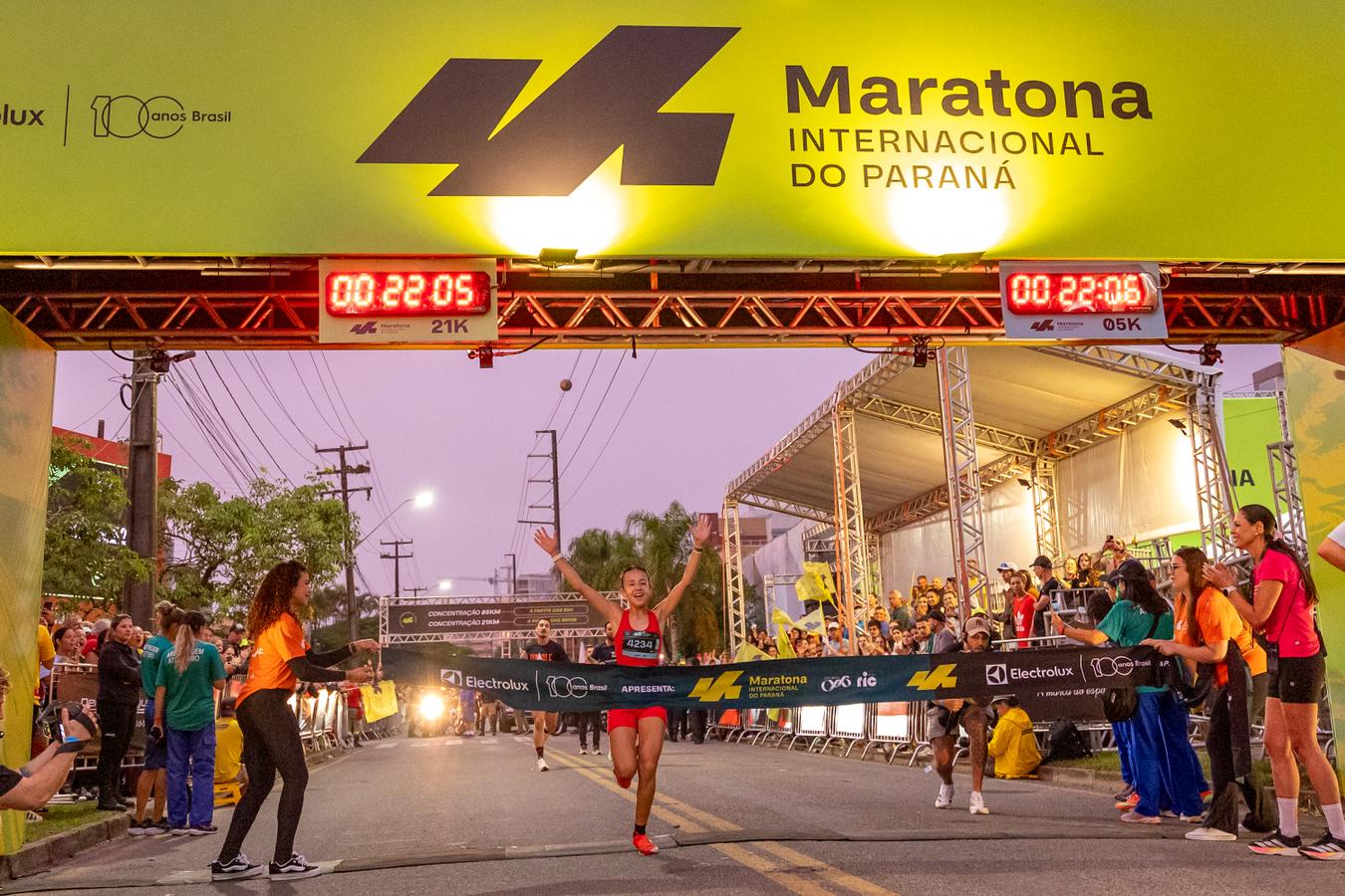 Milhares de atletas cruzam a Ponte de Guaratuba na 1ª Maratona Internacional do Paraná
