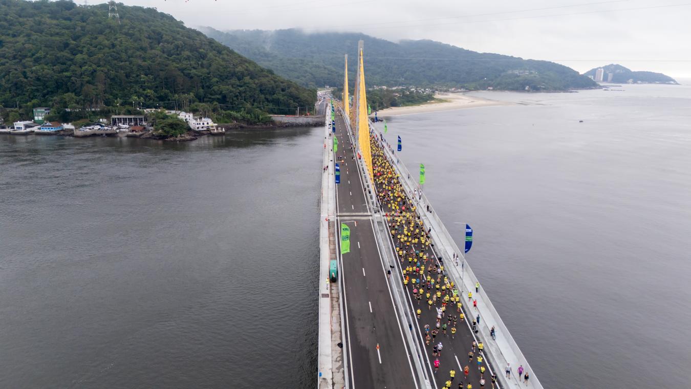 Milhares de atletas cruzam a Ponte de Guaratuba na 1ª Maratona Internacional do Paraná