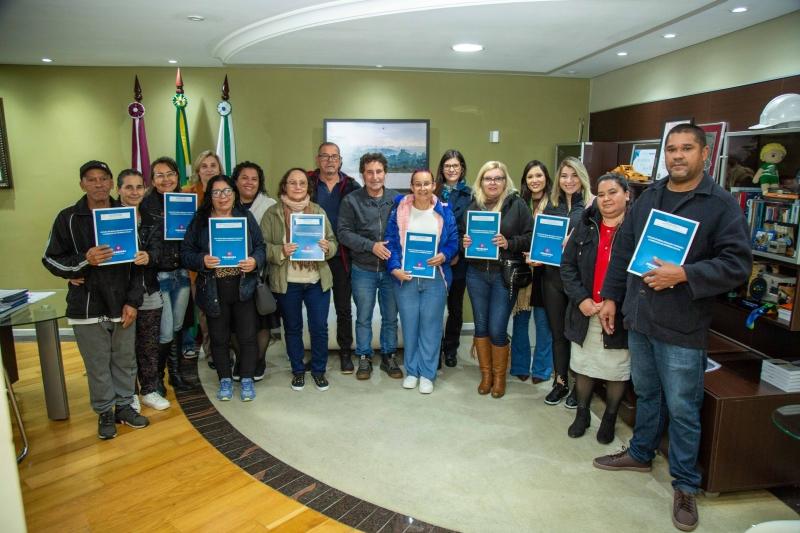 Prefeitura de Piraquara entrega novas matrículas de regularização fundiária