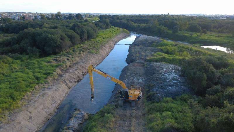 Prefeitura realiza limpeza preventiva para evitar alagamentos no Guarituba