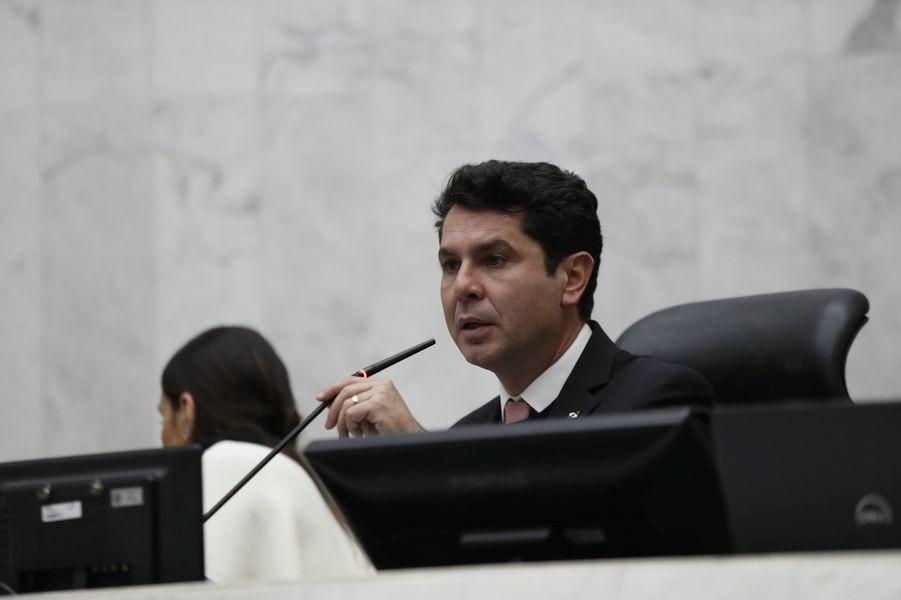 Projeto de lei apresentado na Assembleia prevê a criação do Banco de Ração e da Farmácia Popular Veterinária do Paraná