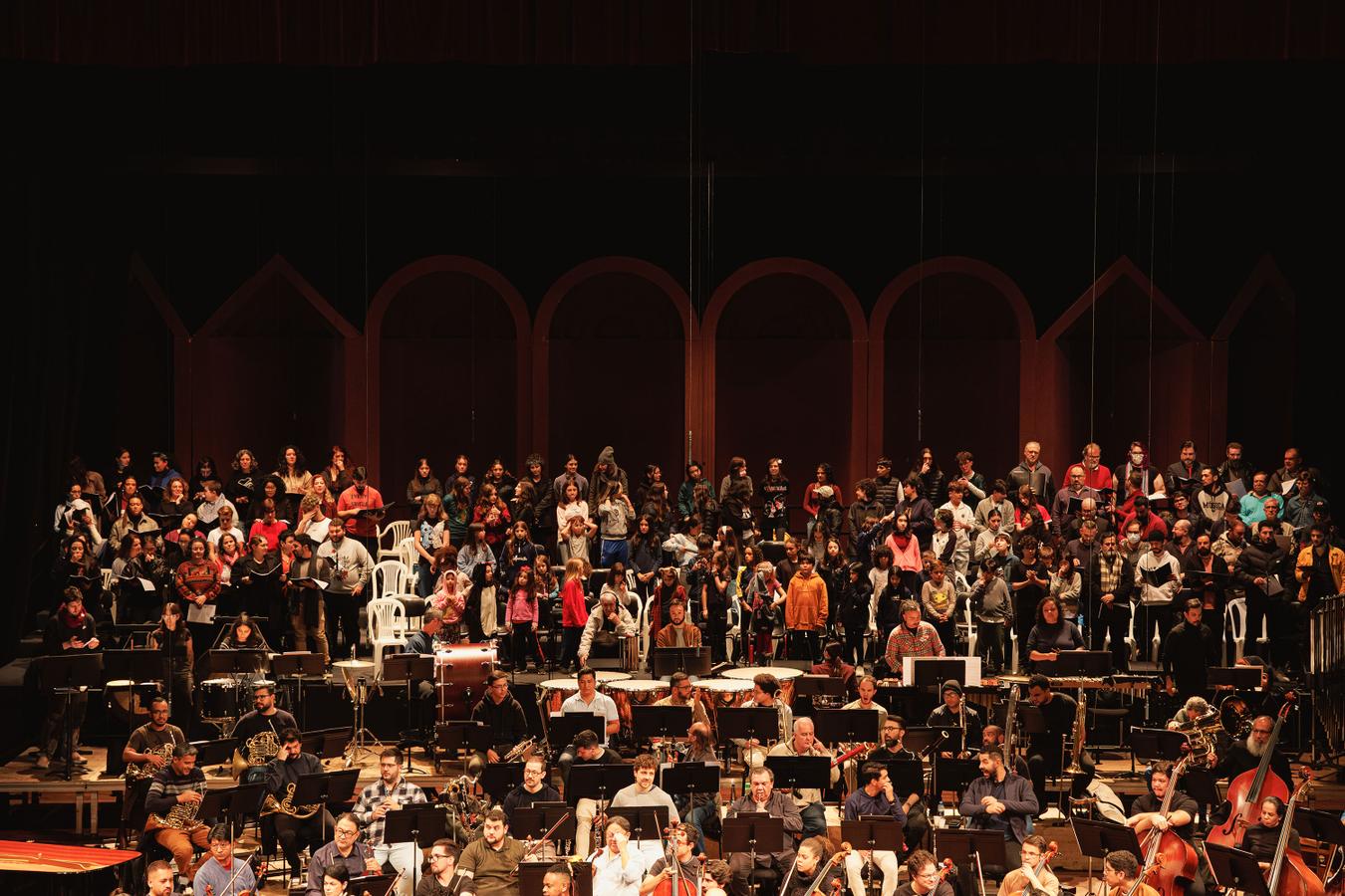 Projeto grandioso: concerto dos 41 anos da OSP mobiliza 230 artistas e crianças no Guairão 