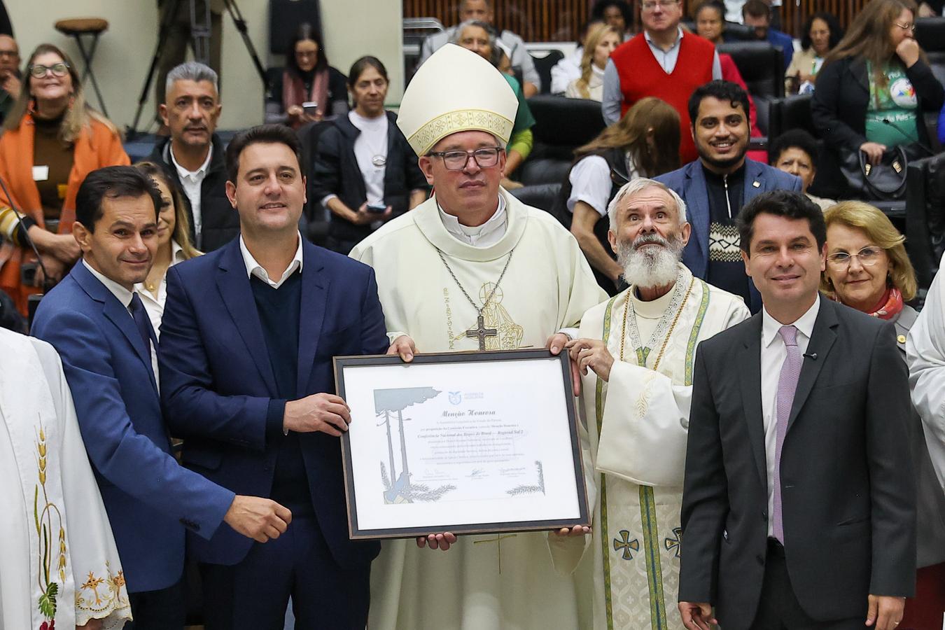 Ratinho Junior participa de homenagem a lideranças católicas na Alep