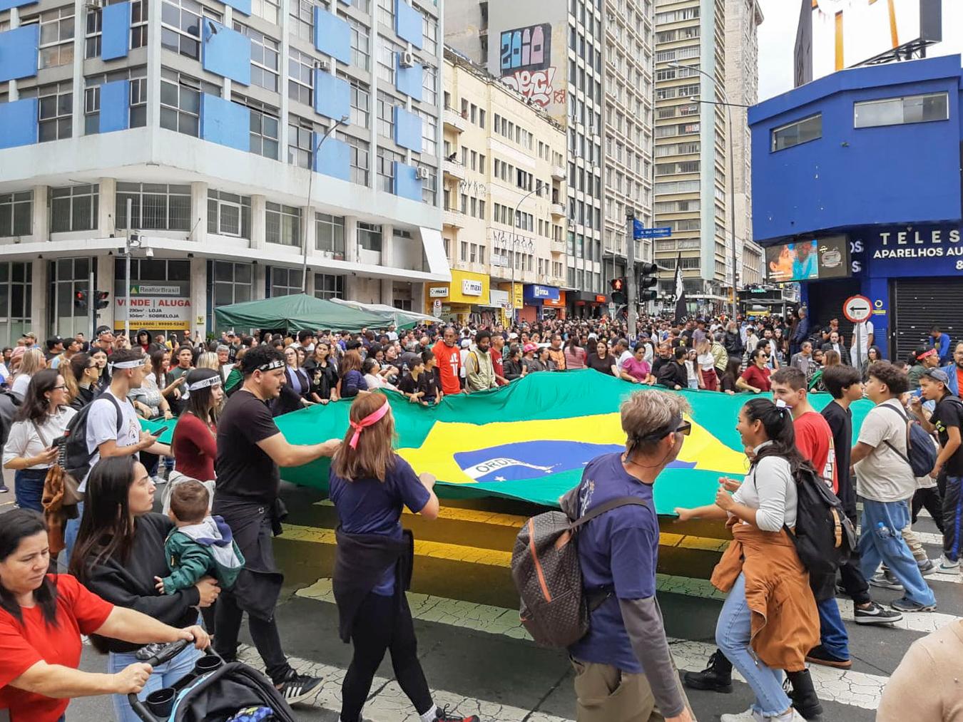 Sol brilha e embala 31ª edição da Marcha para Jesus em Curitiba
