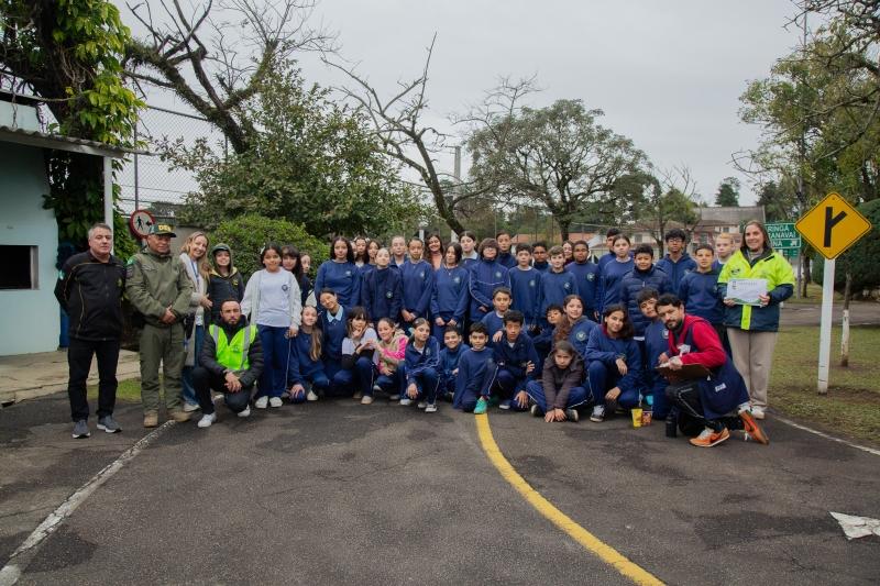 Alunos do Colégio Cívico-Militar da Planta Deodoro participam de experiência educativa na Escola de Trânsito do DER
