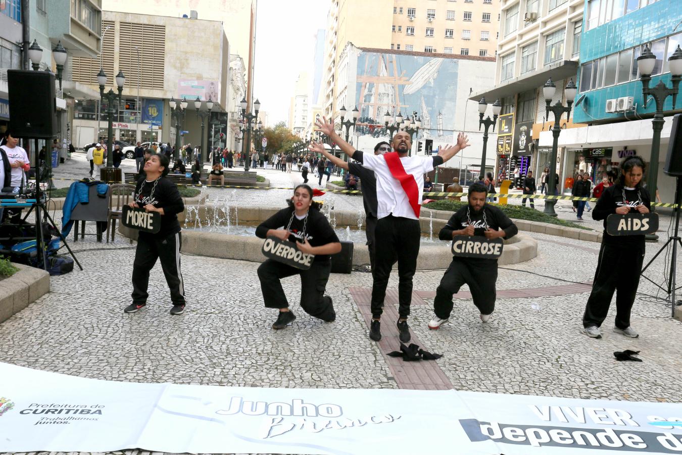 Atrações culturais marcam a abertura do Junho Branco no Centro de Curitiba