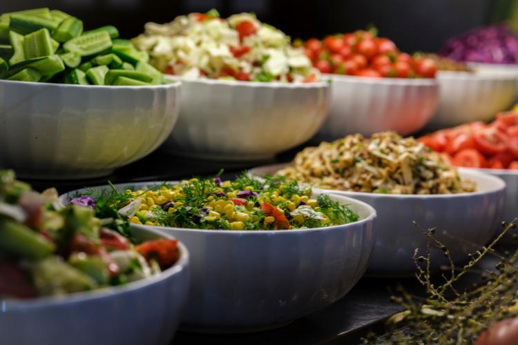 Cartilha gratuita da Abrasel marca o Dia Mundial da Segurança dos Alimentos com foco em soluções para bares e restaurantes